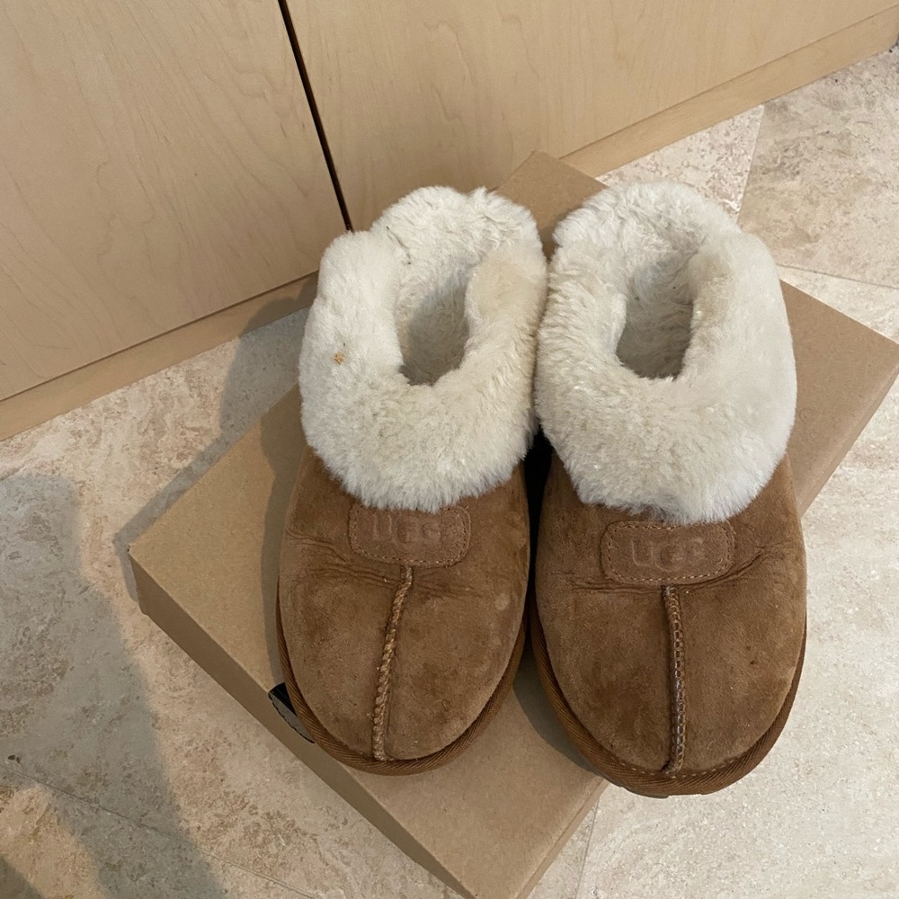 UGG size 9 slipper (authentic)